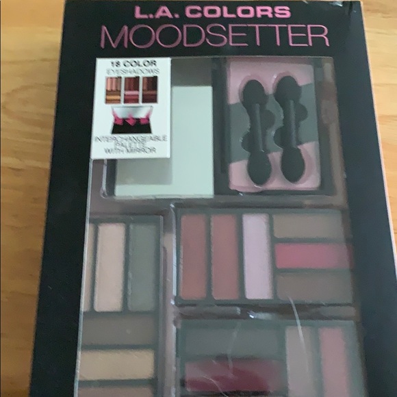 NWOT~ L.A COLORS EYESHADOW AND LIP GLOSS - Picture 2 of 3